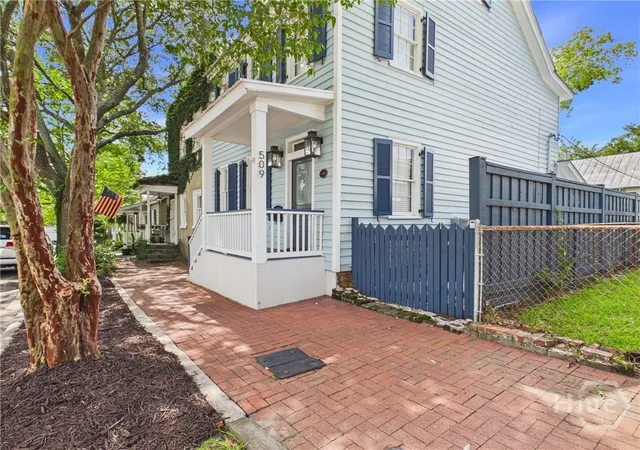 Photo 2 of Single family home for sale at 509 E Charlton St, Savannah, GA 31401 | MLS# SA362676 | Listing updated on 2026-08-15
