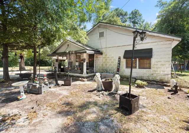Photo 2 of Single family home for sale at 201 Lee's Ml Rd, Laurinburg, NC 28352 | MLS# 100593984 | Listing updated on 2026-08-18
