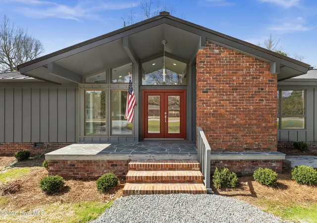 Homes for sale in Lake Waccamaw, NC | 1000 Pine St, Lake Waccamaw, NC 28450 | MLS# 100561739