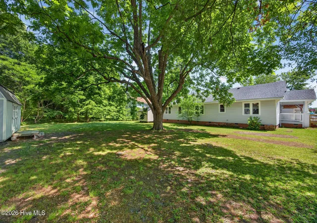 Photo 3 of Single family home for sale at 302 W Wilmington St, Burgaw, NC 28425 | MLS# 100566509 | Listing updated on 2026-08-18