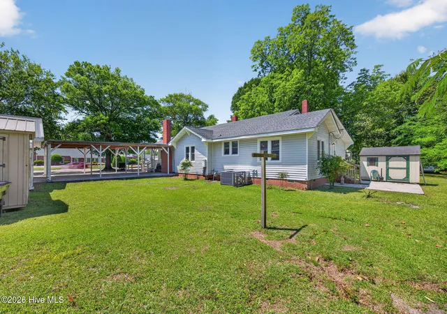 Photo 4 of Single family home for sale at 302 W Wilmington St, Burgaw, NC 28425 | MLS# 100566509 | Listing updated on 2026-08-18
