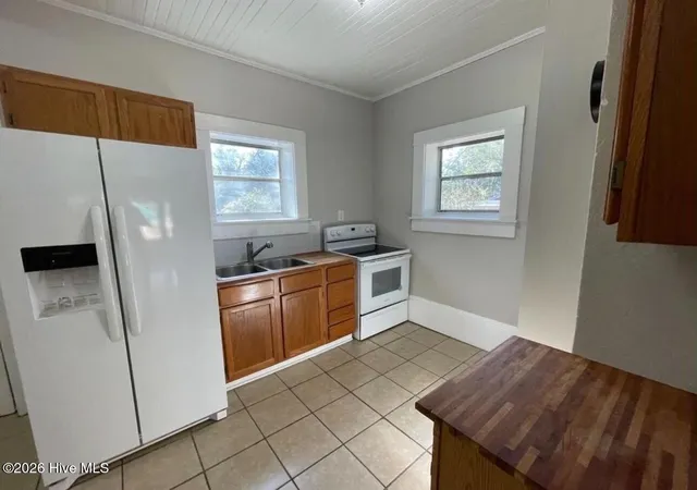 Photo 5 of Single family home for sale at 944 W Wisconsin Ave, Southern Pines, NC 28387 | MLS# 100585301 | Listing updated on 2026-09-05