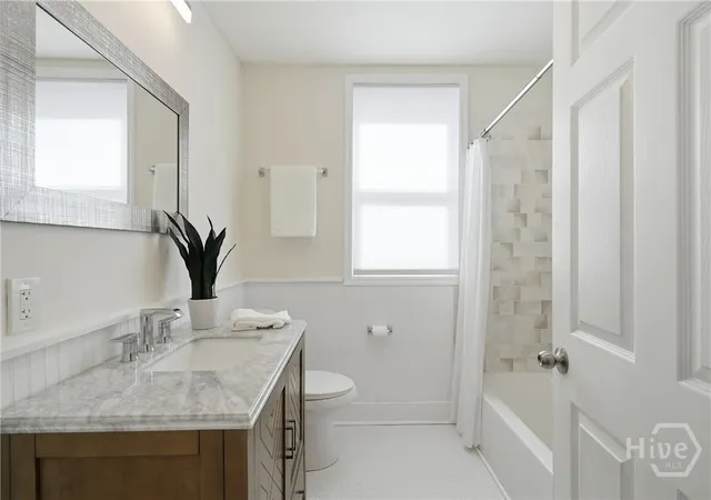 Listing Photo 2 - Condo for sale in building located at 1016 E Bolton St, Savannah, GA 31401 - Unit #