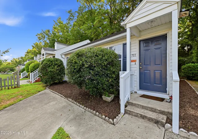 Photo 3 of Single family home for sale at 711 Varsity Dr, Wilmington, NC 28403 | MLS# 100595975 | Listing updated on 2026-10-01