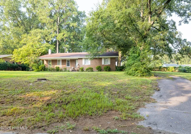 Photo 3 of Single family home for sale at 507 Parker Dr, Clinton, NC 28328 | MLS# 100595731 | Listing updated on 2026-08-18