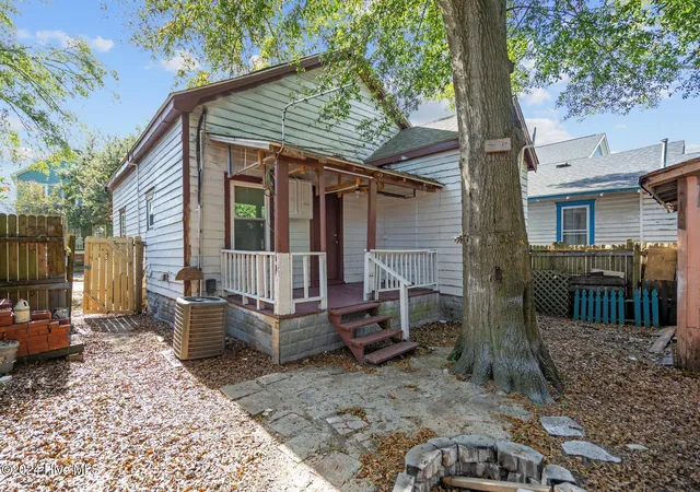 Photo 3 of Single family home for sale at 317 Queen St, Wilmington, NC 28401 | MLS# 100580750 | Listing updated on 2026-09-15