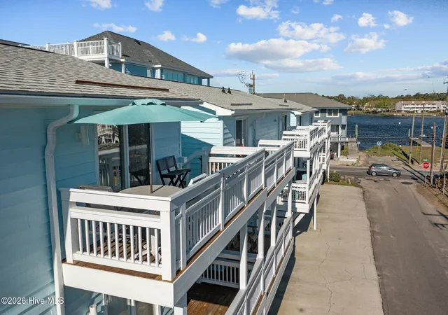 3rd image of 101 Seahorse Ln, Carolina Beach, NC 28428