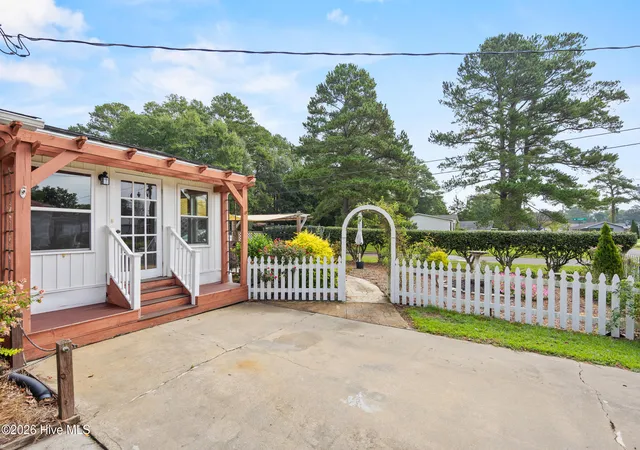 Photo 4 of Single family home for sale at 304 W Stanford St, Beulaville, NC 28518 | MLS# 100599681 | Listing updated on 2026-09-14