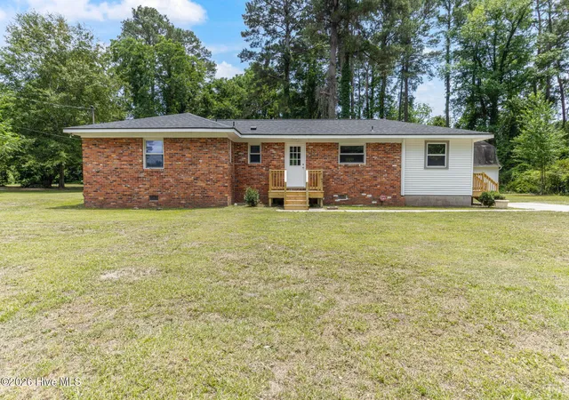 Homes for sale in Maxton, NC | 108 Mcnatt St, Maxton, NC 28364 | MLS# 100583542