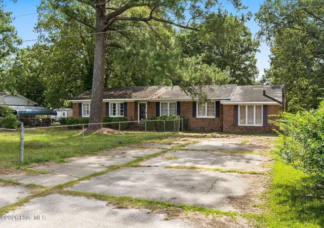 Photo 2 of Single family home for sale at 402 5th Street, Bladenboro, NC 28320 | MLS# 100591499 | Listing updated on 2026-08-29
