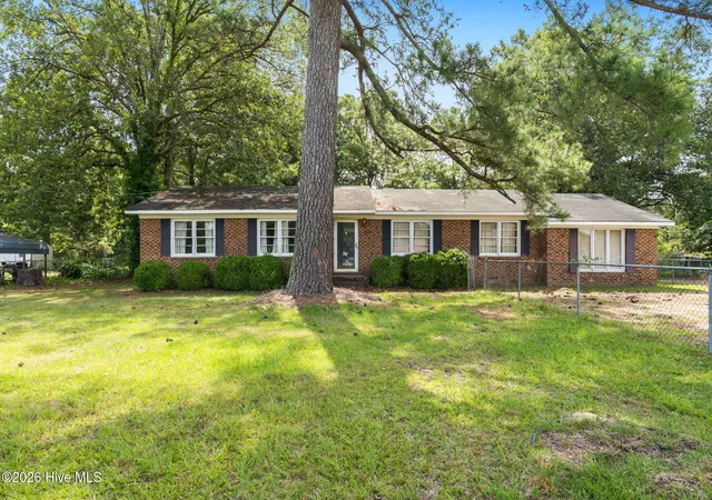 Photo 3 of Single family home for sale at 402 5th Street, Bladenboro, NC 28320 | MLS# 100591499 | Listing updated on 2026-08-29