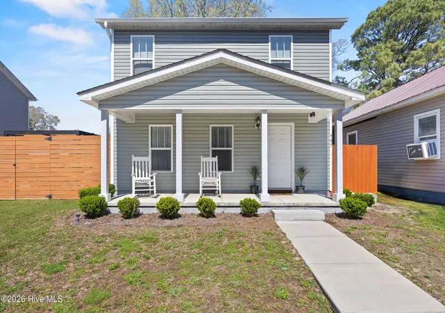 Photo 1 of Single family home for sale at 905 Walnut St, Wilmington, NC 28401 | MLS# 100563467 | Listing updated on 2026-08-18