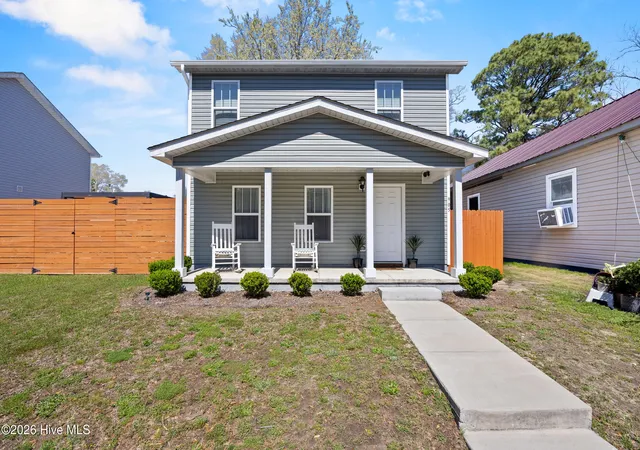 Photo 2 of Single family home for sale at 905 Walnut St, Wilmington, NC 28401 | MLS# 100563467 | Listing updated on 2026-08-18