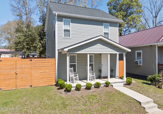 Photo 3 of Single family home for sale at 905 Walnut St, Wilmington, NC 28401 | MLS# 100563467 | Listing updated on 2026-08-18