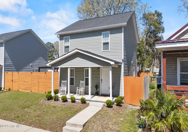 Photo 3 of Single family home for sale at 905 Walnut St, Wilmington, NC 28401 | MLS# 100563467 | Listing updated on 2026-08-18