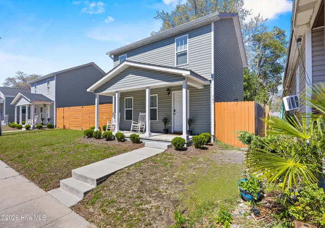 Photo 4 of Single family home for sale at 905 Walnut St, Wilmington, NC 28401 | MLS# 100563467 | Listing updated on 2026-08-18
