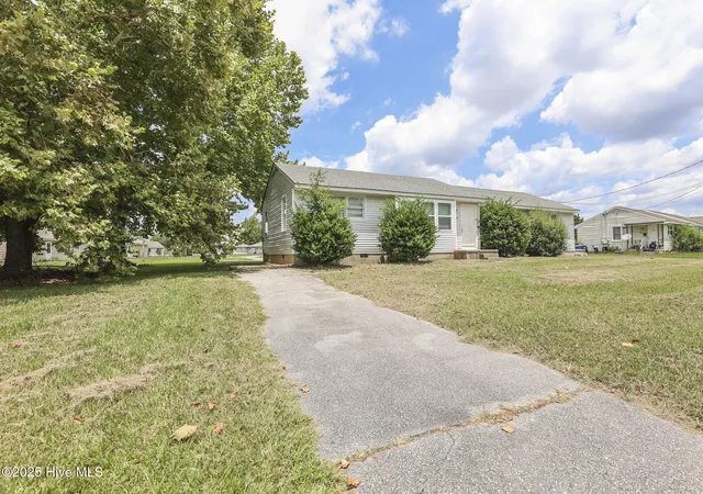 Photo 3 of Multi family home for sale at 309 311 Starling St, Jacksonville, NC 28540 | MLS# 100593907 | Listing updated on 2026-08-05