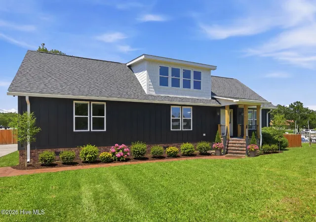 Photo 3 of Single family home for sale at 201 Mansfield Pkwy, Morehead City, NC 28557 | MLS# 100578511 | Listing updated on 2026-08-18