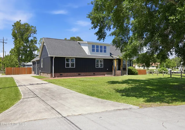Photo 3 of Single family home for sale at 201 Mansfield Pkwy, Morehead City, NC 28557 | MLS# 100578511 | Listing updated on 2026-08-18