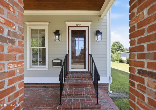 Photo 4 of Single family home for sale at 807 E Front St, New Bern, NC 28560 | MLS# 100581357 | Listing updated on 2026-09-20