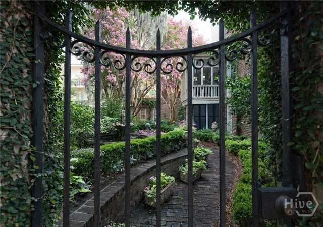 Photo 3 of Single family home for sale at 11 W Jones St, Savannah, GA 31401 | MLS# SA351030 | Listing updated on 2026-08-28