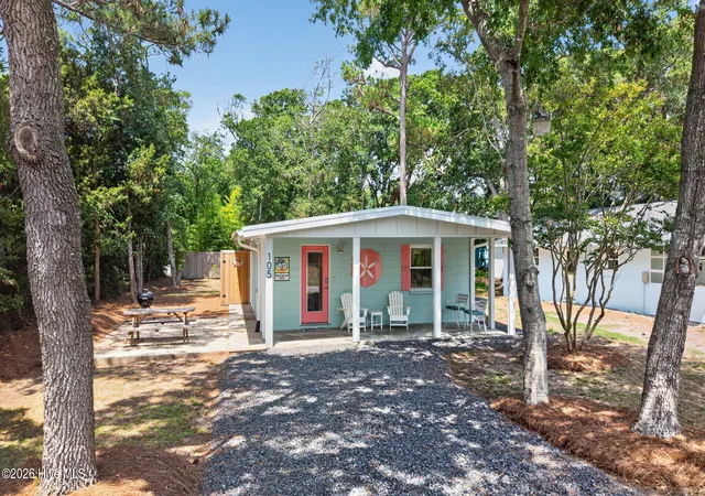 Photo 2 of Single family home for sale at 105 Se 76th Street, Oak Island, NC 28465 | MLS# 100585033 | Listing updated on 2026-08-18