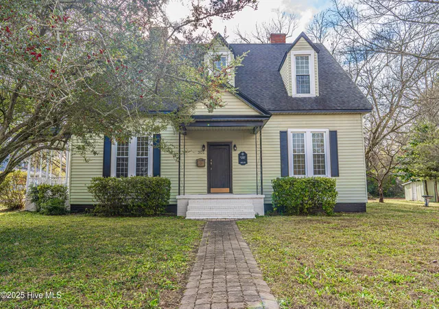 Photo 1 of Single family home for sale at 301 W Central St, Maxton, NC 28364 | MLS# 100543892 | Listing updated on 2026-08-18