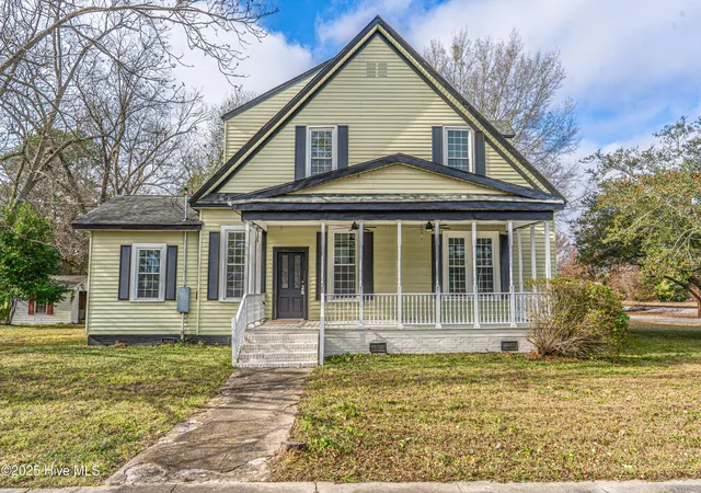Photo 2 of Single family home for sale at 301 W Central St, Maxton, NC 28364 | MLS# 100543892 | Listing updated on 2026-08-18