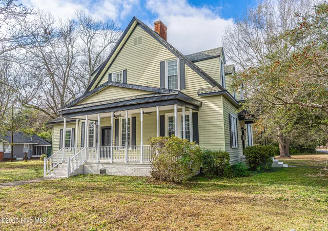Photo 4 of Single family home for sale at 301 W Central St, Maxton, NC 28364 | MLS# 100543892 | Listing updated on 2026-08-18