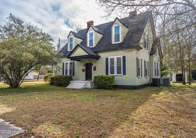 Photo 5 of Single family home for sale at 301 W Central St, Maxton, NC 28364 | MLS# 100543892 | Listing updated on 2026-08-18