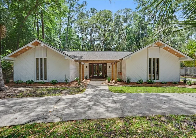 Photo 1 of Single family home for sale at 2 Senauki Ln, Savannah, GA 31411 | MLS# SA360395 | Listing updated on 2026-09-02