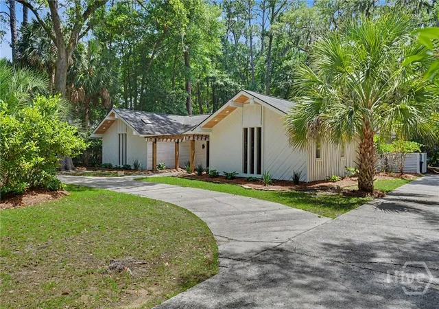 Photo 3 of Single family home for sale at 2 Senauki Ln, Savannah, GA 31411 | MLS# SA360395 | Listing updated on 2026-09-02
