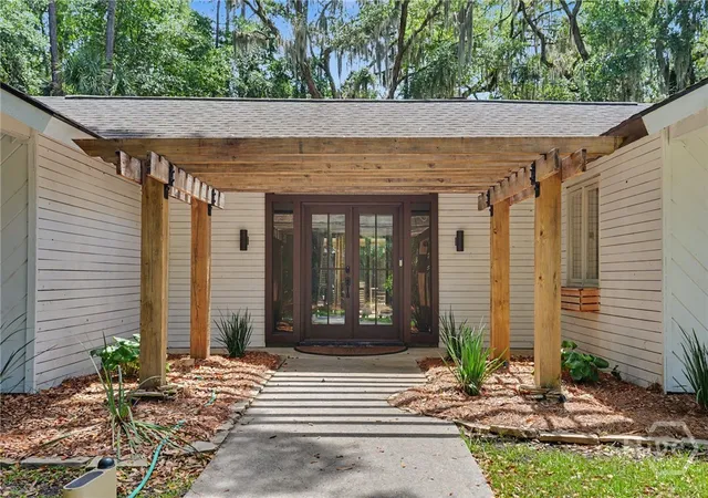 Photo 3 of Single family home for sale at 2 Senauki Ln, Savannah, GA 31411 | MLS# SA360395 | Listing updated on 2026-09-02