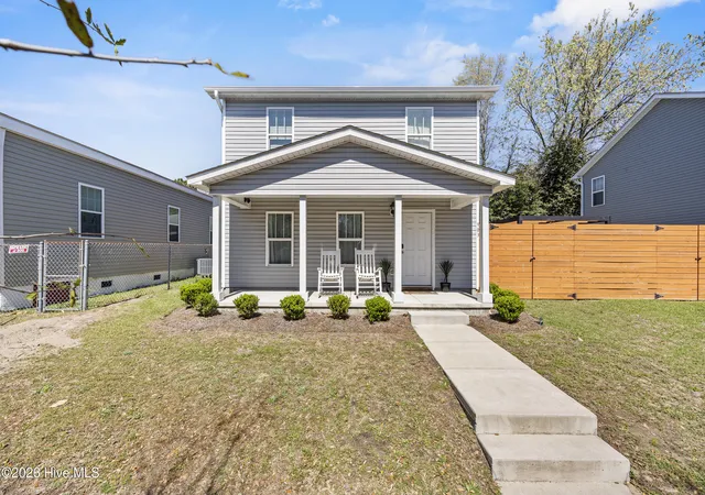 Photo 2 of Single family home for sale at 903 Walnut St, Wilmington, NC 28401 | MLS# 100563466 | Listing updated on 2026-08-18