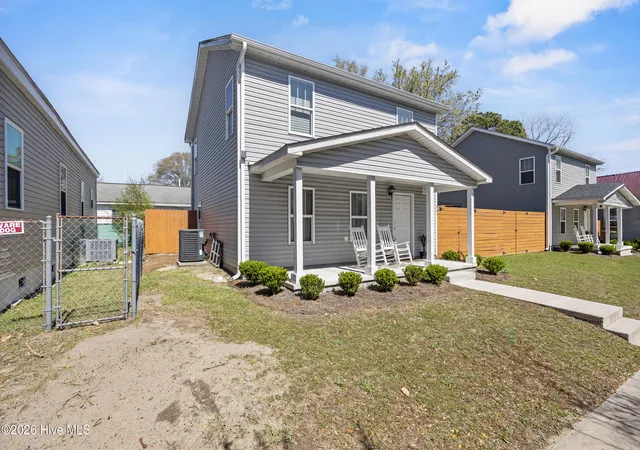 Photo 3 of Single family home for sale at 903 Walnut St, Wilmington, NC 28401 | MLS# 100563466 | Listing updated on 2026-08-18