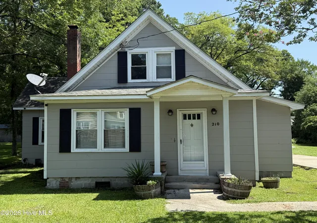 Photo 3 of Single family home for sale at 210 E Middle St, Creswell, NC 27928 | MLS# 100591926 | Listing updated on 2026-09-25