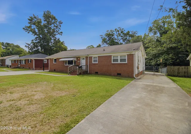 Photo 4 of Single family home for sale at 312 White Oak St, Jacksonville, NC 28540 | MLS# 100589879 | Listing updated on 2026-09-01