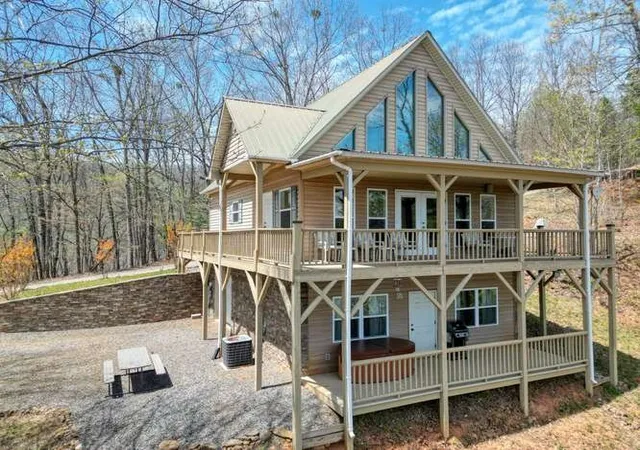 Photo 4 of Single family home for sale at 520 Sahkanaga Dr, Murphy, NC 28906 | MLS# 98544276 | Listing updated on 2026-08-18