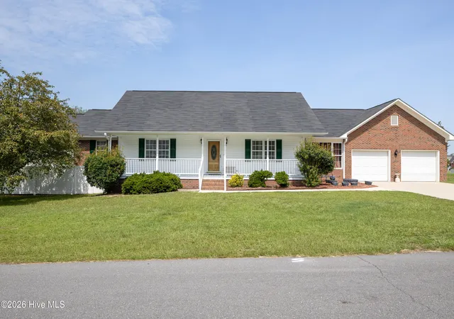 Photo 1 of Single family home for sale at 424 Cedar Lake Ln, Clinton, NC 28328 | MLS# 100596327 | Listing updated on 2026-08-18