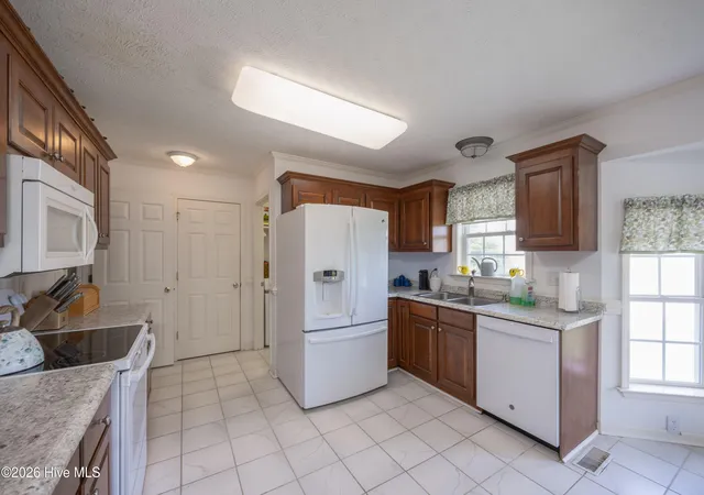 Photo 3 of Single family home for sale at 424 Cedar Lake Ln, Clinton, NC 28328 | MLS# 100596327 | Listing updated on 2026-08-18