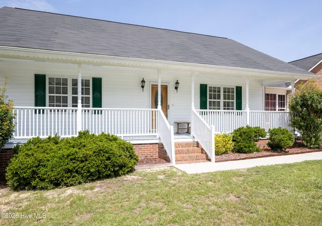 Photo 3 of Single family home for sale at 424 Cedar Lake Ln, Clinton, NC 28328 | MLS# 100596327 | Listing updated on 2026-08-18