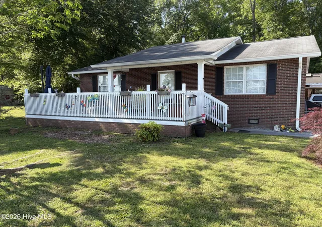 Homes for sale in Lake Waccamaw, NC | 144 Waccamaw Shores Rd, Lake Waccamaw, NC 28450 | MLS# 100573389