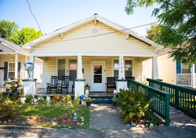 Photo 1 of Single family home for sale at 1709 Queen St, Wilmington, NC 28403 | MLS# 100589841 | Listing updated on 2026-09-11