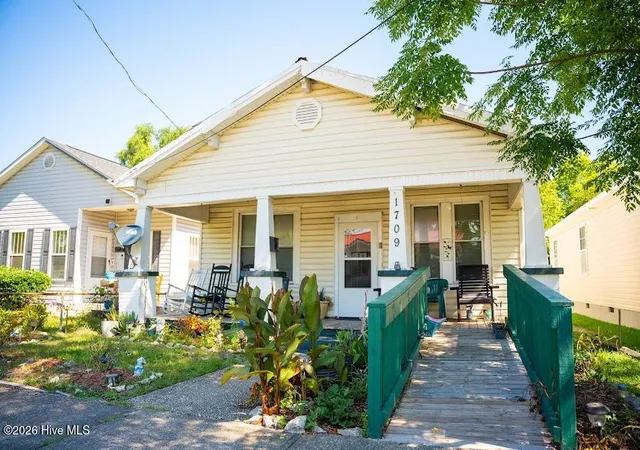 Photo 2 of Single family home for sale at 1709 Queen St, Wilmington, NC 28403 | MLS# 100589841 | Listing updated on 2026-09-11