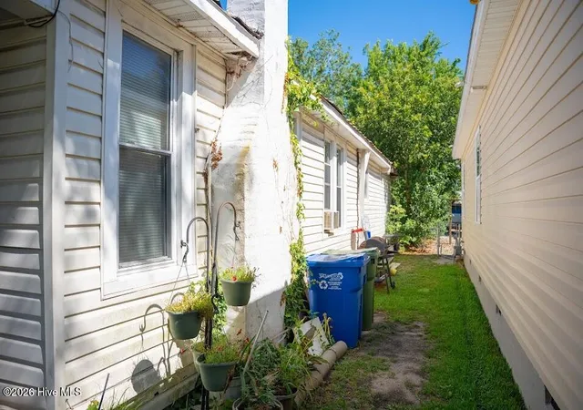 Photo 3 of Single family home for sale at 1709 Queen St, Wilmington, NC 28403 | MLS# 100589841 | Listing updated on 2026-09-11