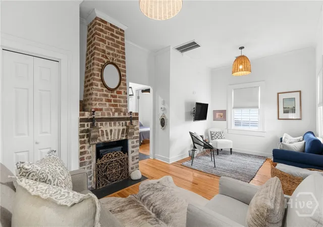 3rd image of 108 W Duffy Ln, Savannah, GA 31401 | MLS# SA351552
