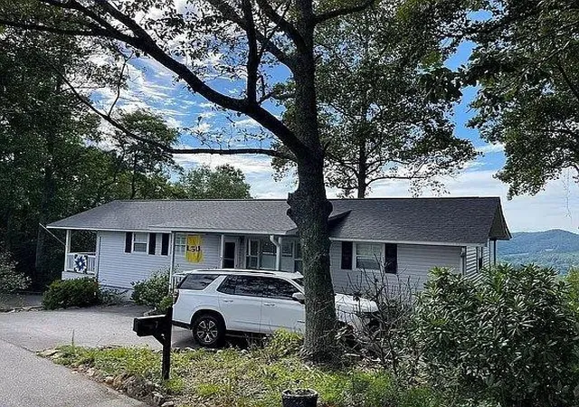 Photo 2 of Single family home for sale at 7 Lakeview Dr, Hayesville, NC 28904 | MLS# 98544272 | Listing updated on 2026-08-18