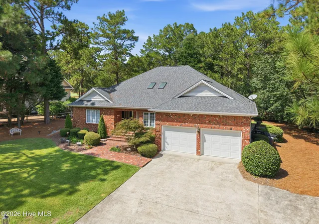 Photo 4 of Single family home for sale at 885 Monticello Dr, Pinehurst, NC 28374 | MLS# 100599716 | Listing updated on 2026-09-01