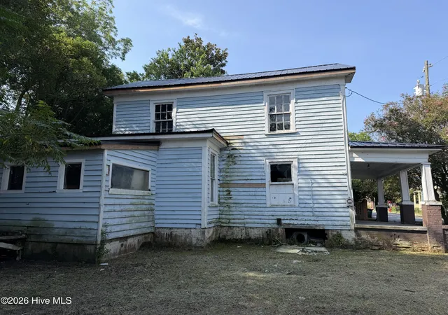 Photo 2 of Single family home for sale at 207 N Pierce St, Washington, NC 27889 | MLS# 100596348 | Listing updated on 2026-08-18