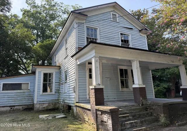 Photo 3 of Single family home for sale at 207 N Pierce St, Washington, NC 27889 | MLS# 100596348 | Listing updated on 2026-08-18